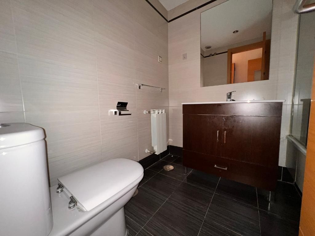 Bathroom of Flat for sale in  Madrid Capital  with Heating, Storage room and Community pool
