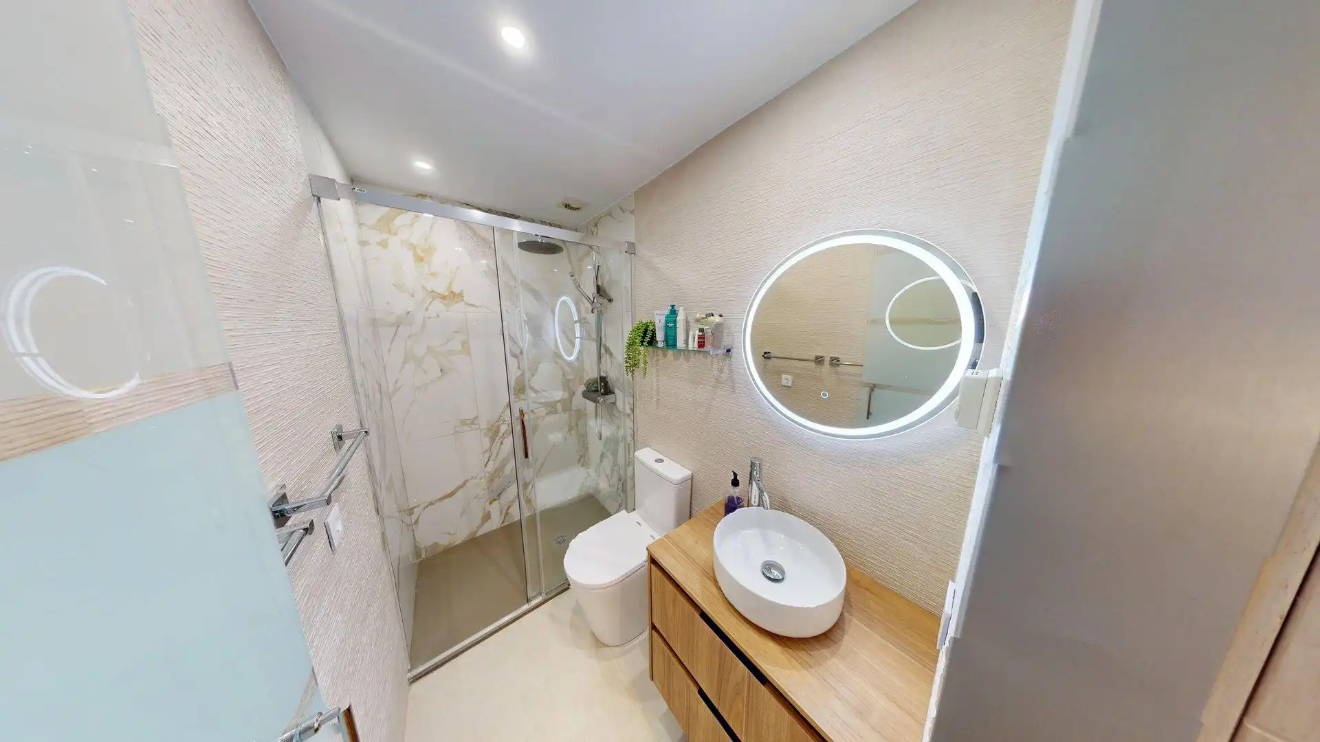 Badezimmer von Wohnung zum Verkauf in Mijas mit Klimaanlage, Heizung und Privatgarten