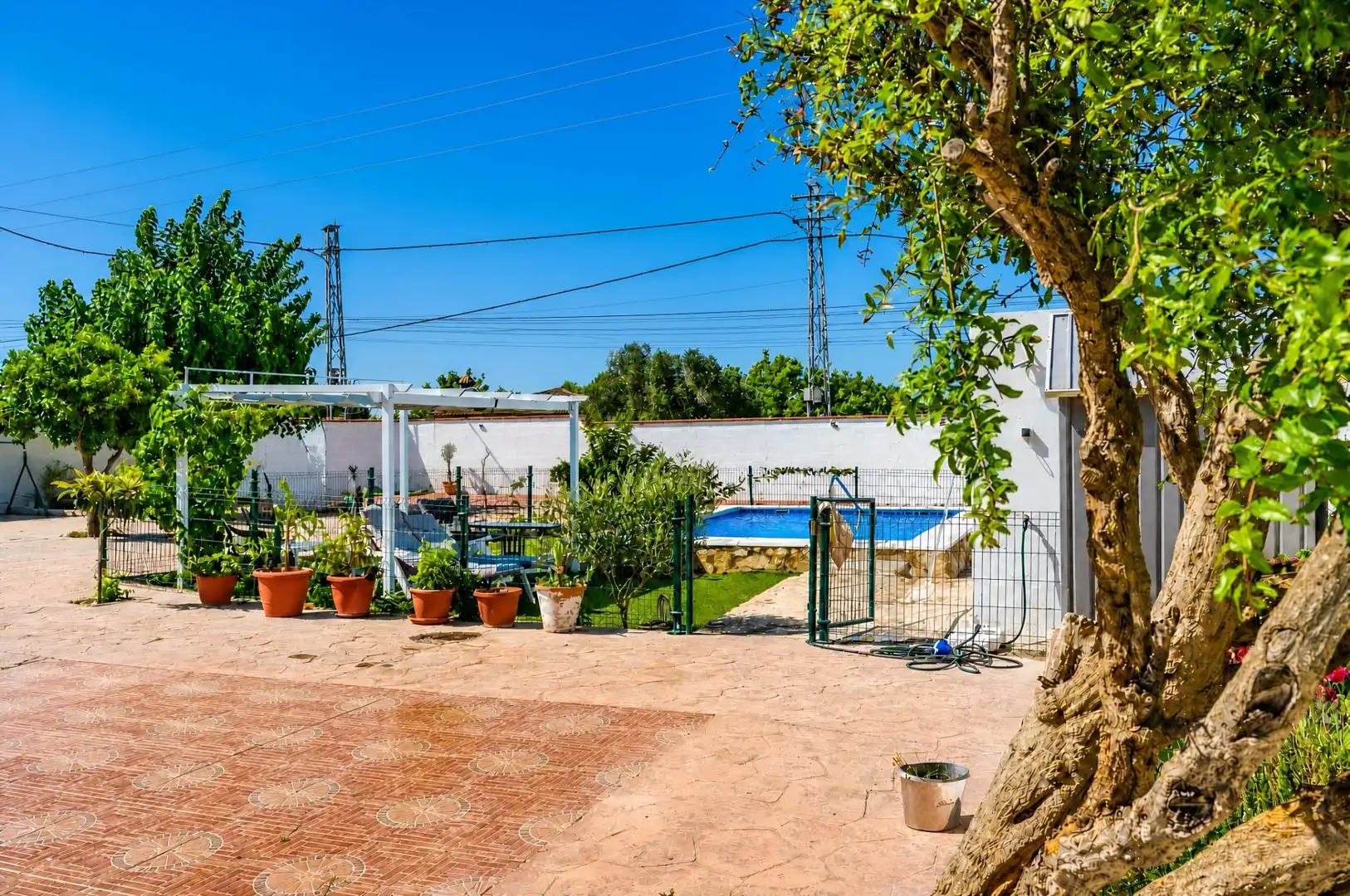 Vista exterior de Casa o xalet en venda en Chiclana de la Frontera amb Aire condicionat, Jardí privat i Terrassa