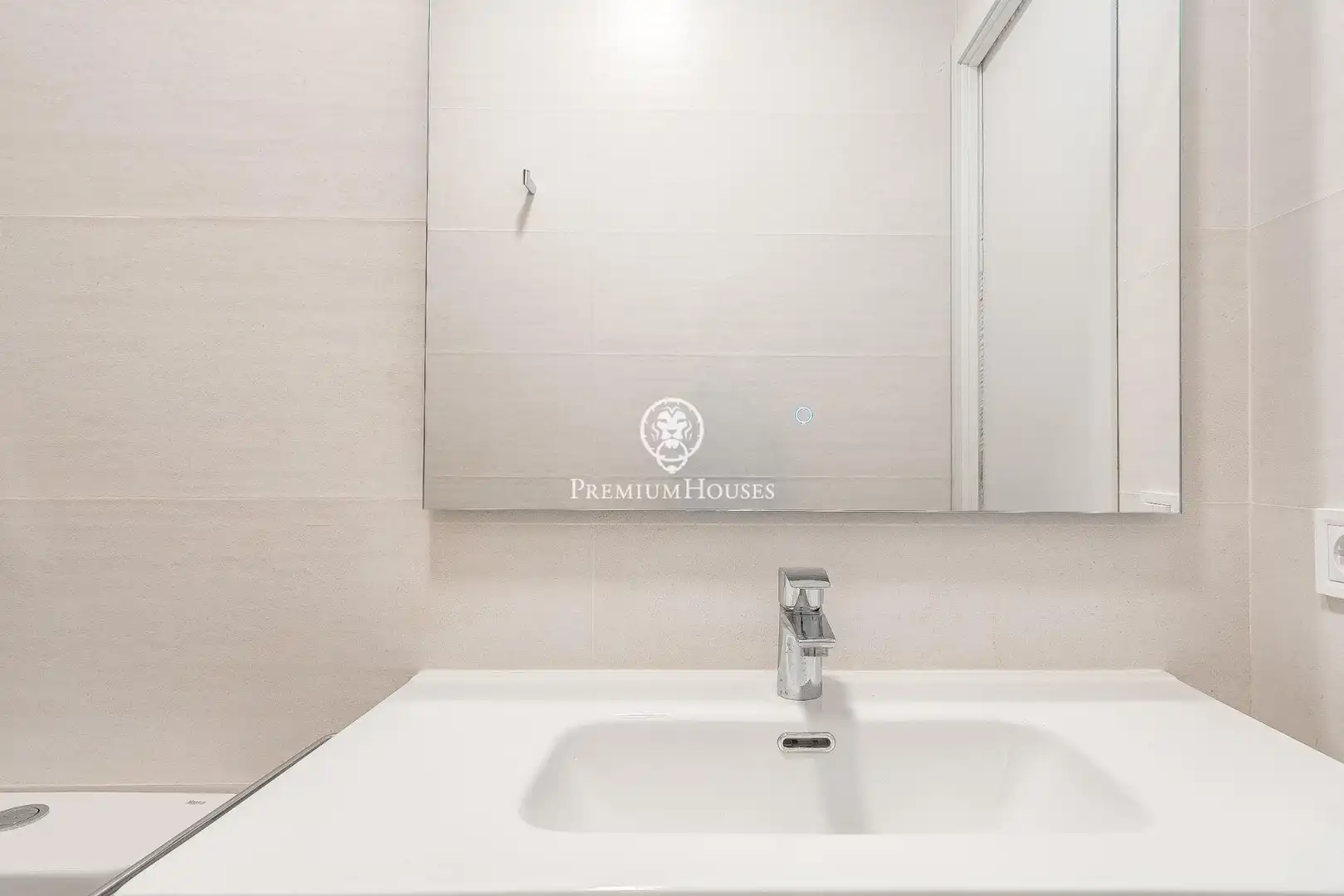 Bathroom of Apartments for sale in Barcelona  with Parquet flooring