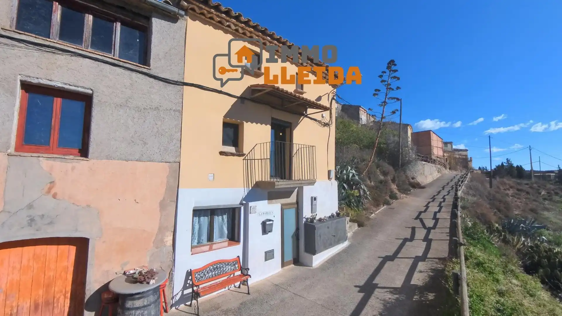 Vista exterior de Casa adosada en venda en Artesa de Segre amb Calefacció, Terrassa i Traster