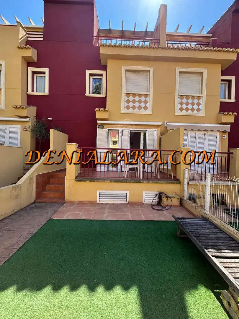 Außenansicht von Einfamilien-Reihenhaus zur Miete in Dénia mit Klimaanlage, Privatgarten und Terrasse