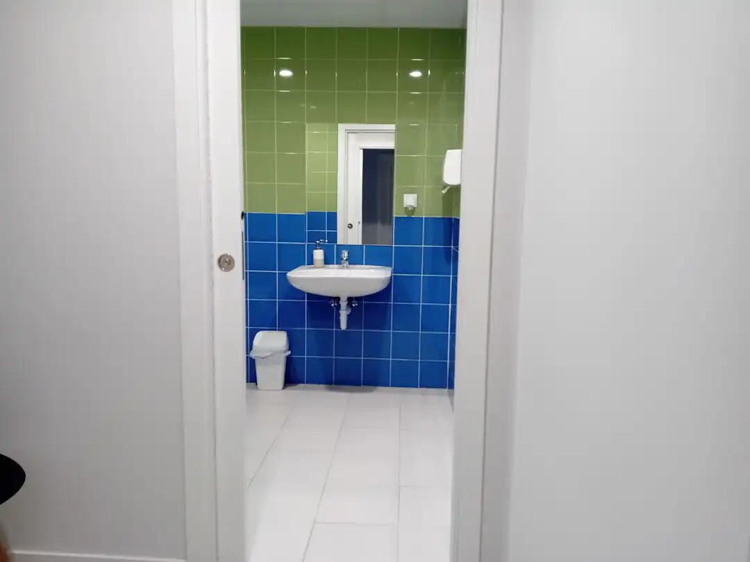 Baño de Local de alquiler en  Logroño