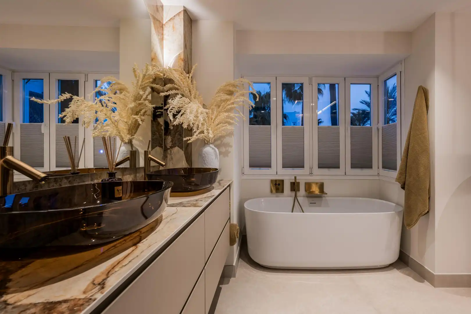 Bathroom of Apartments for sale in Marbella  with Air Conditioner, Heating and Alarm