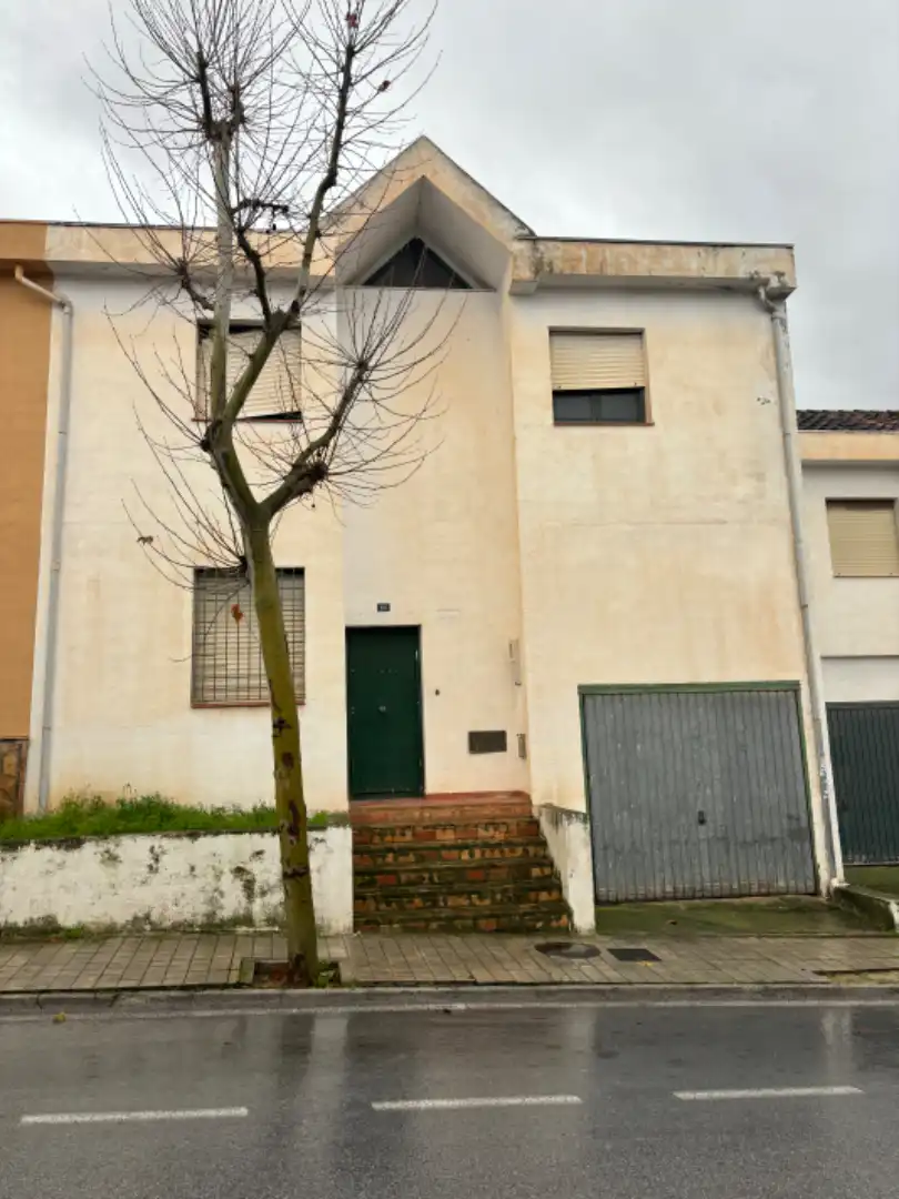 Casa aparellada en venda a Avenida de los Almendros