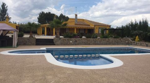 En venta o alquiler esta maravilla de chalet campo, está construido sobre una parcela regadio con pozo propio de 5.500m2 vallados,