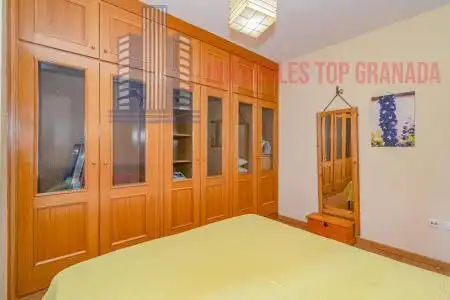 Bedroom of Apartments for sale in Granada