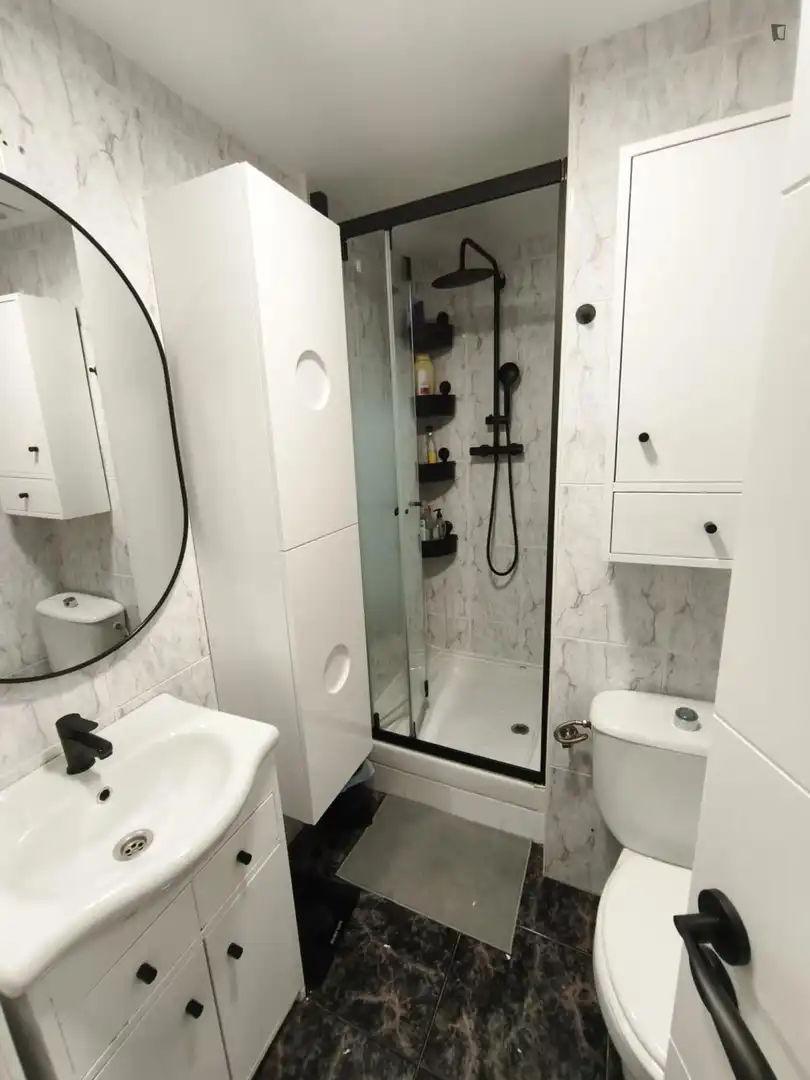 Bany de Apartament per a compartir en Alcobendas amb Aire condicionat, Moblat i Forn