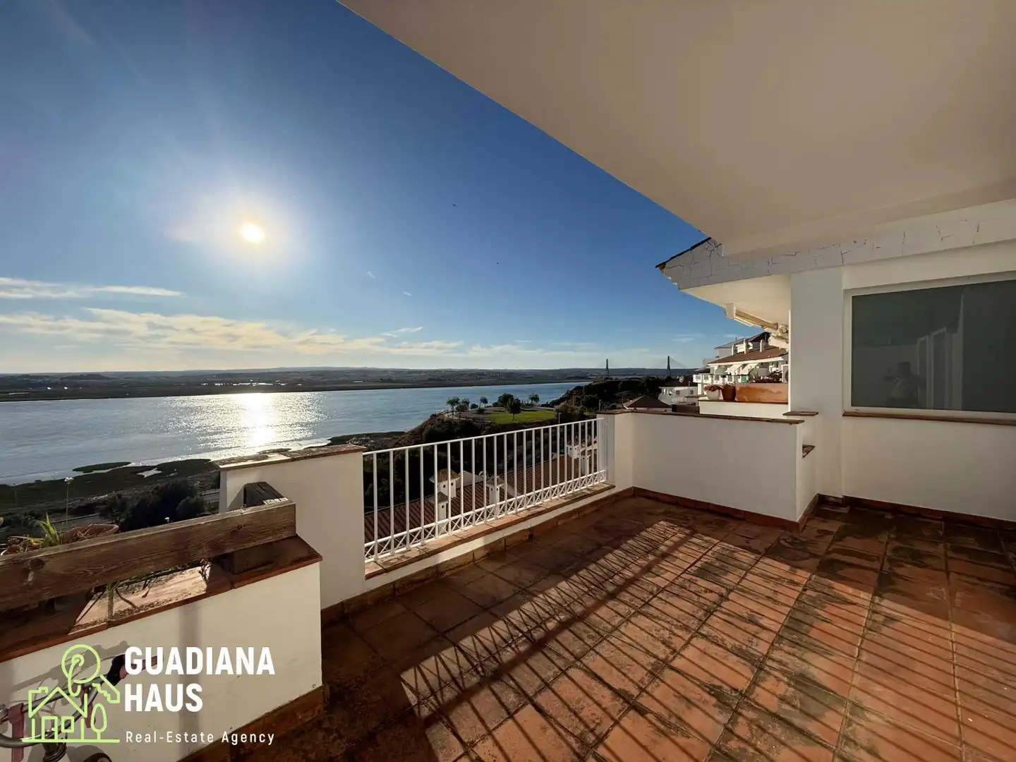 Vista exterior de Casa adosada en venda en Ayamonte amb Terrassa i Piscina comunitària