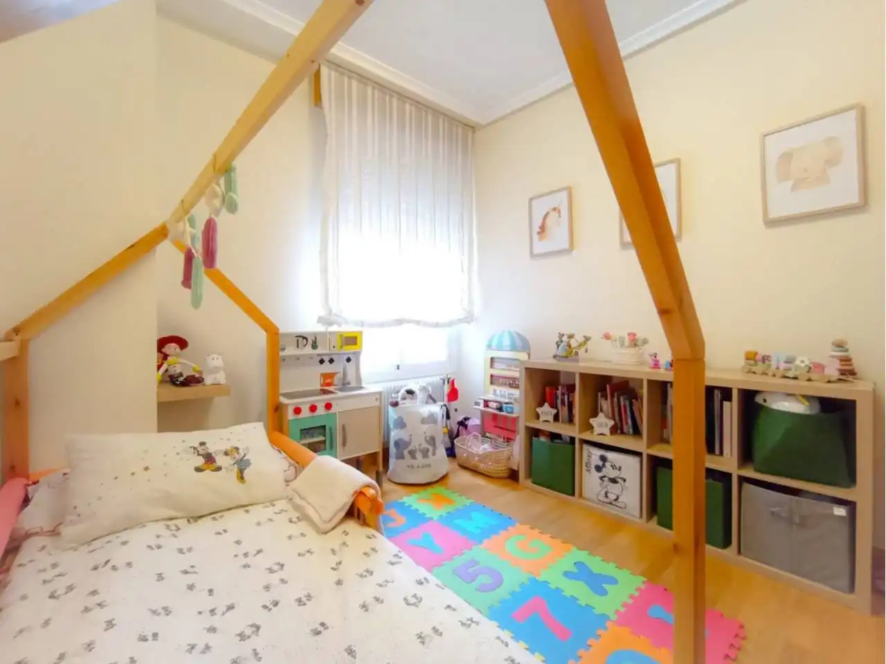 Dormitori de Apartament en venda en Burgos amb Calefacció, Parquet i Traster