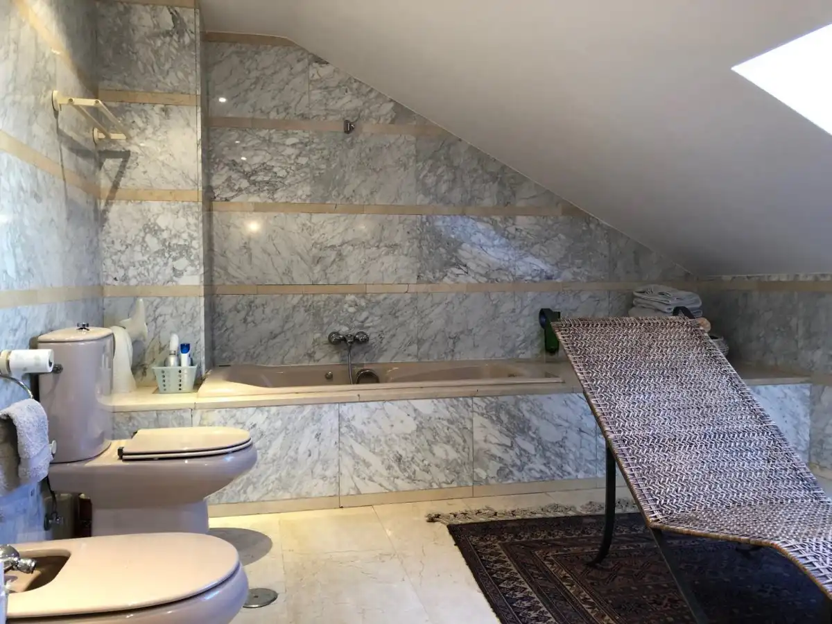 Badezimmer von Dachboden zum Verkauf in Bembibre mit Klimaanlage, Heizung und Parkett