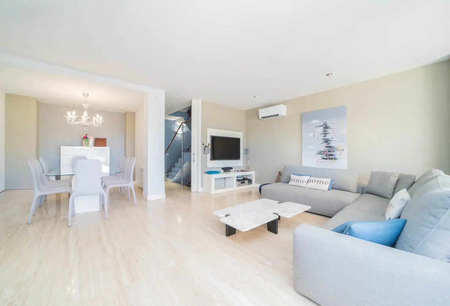 Sala d'estar de Casa o xalet en venda en Pozuelo de Alarcón amb Aire condicionat, Calefacció i Jardí privat