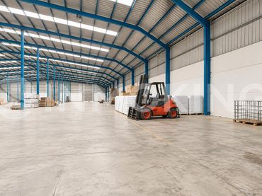 Industrial building to rent in Torija
