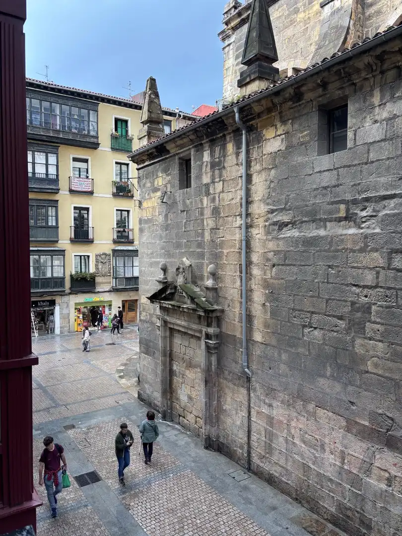 Vista exterior de Piso de alquiler en Bilbao  con Amueblado y Balcón