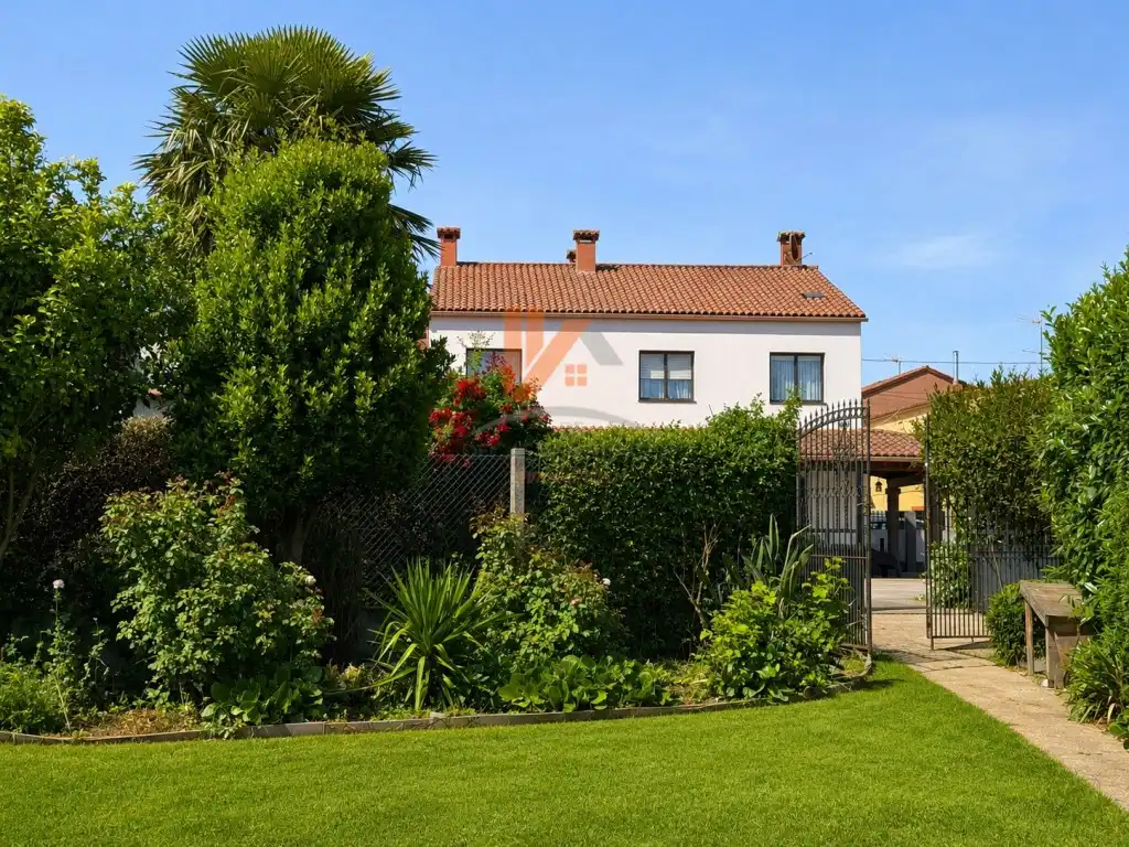Vista exterior de Casa o xalet en venda en Santiago de Compostela  amb Jardí privat i Terrassa