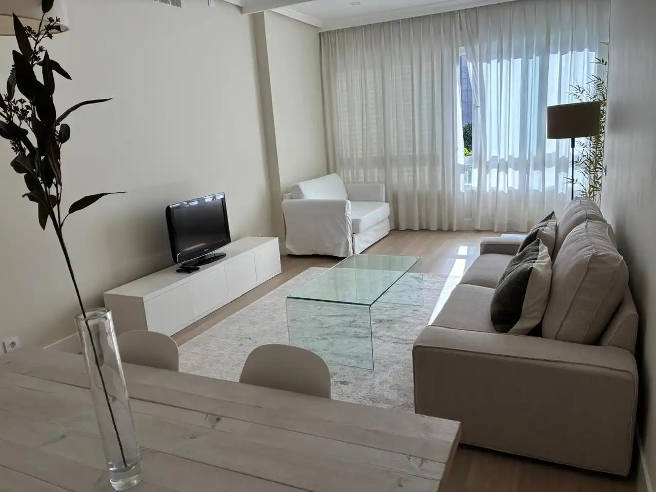 Sala d'estar de Apartament de lloguer en Madrid amb Aire condicionat, Calefacció i Moblat
