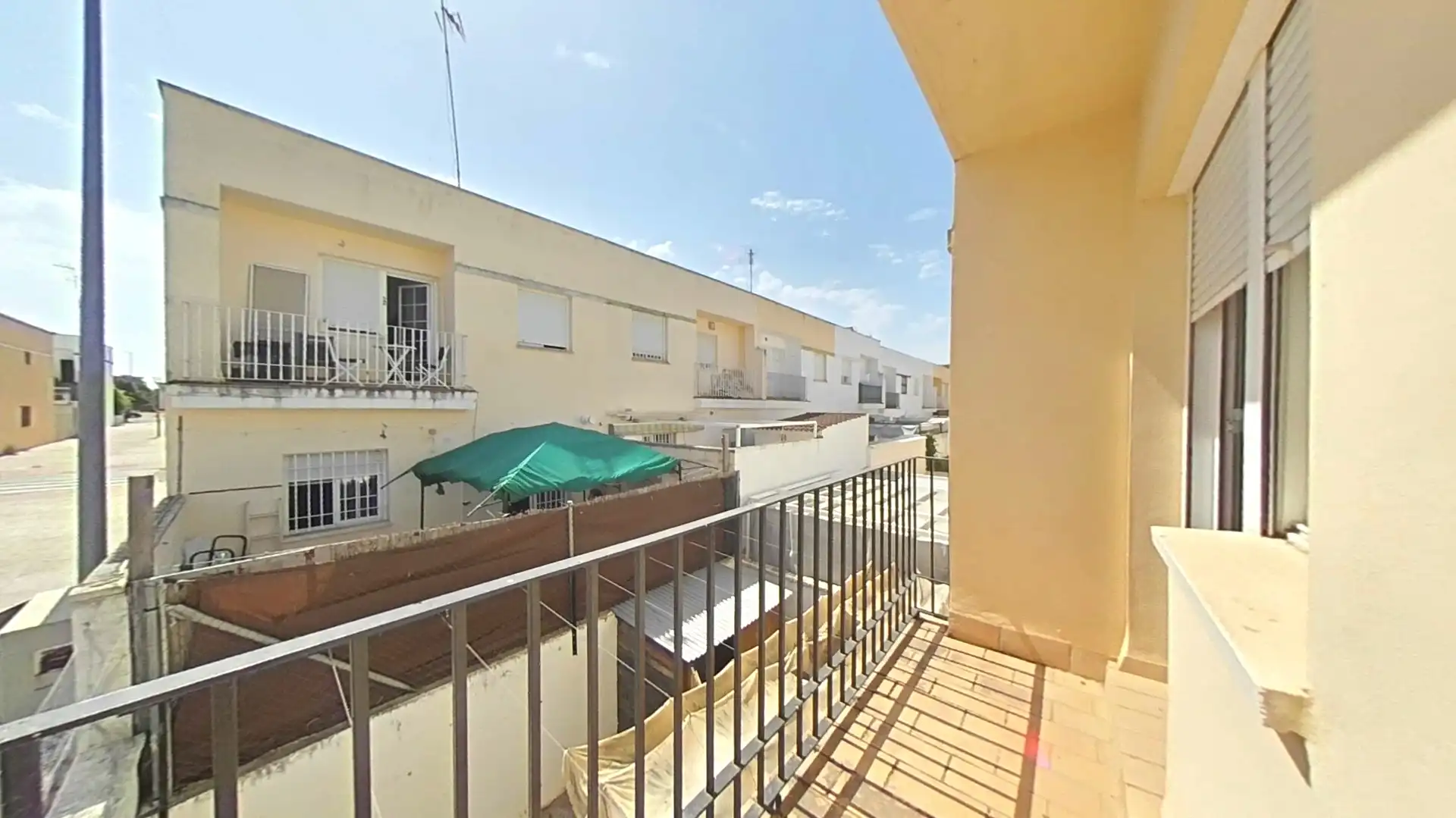 Vista exterior de Casa adosada en venda en Gerena amb Traster i Balcó