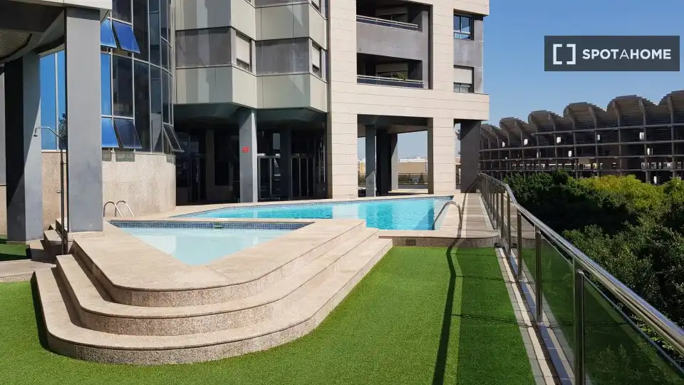 Piscina de Pis de lloguer en Valencia amb Aire condicionat, Calefacció i Moblat
