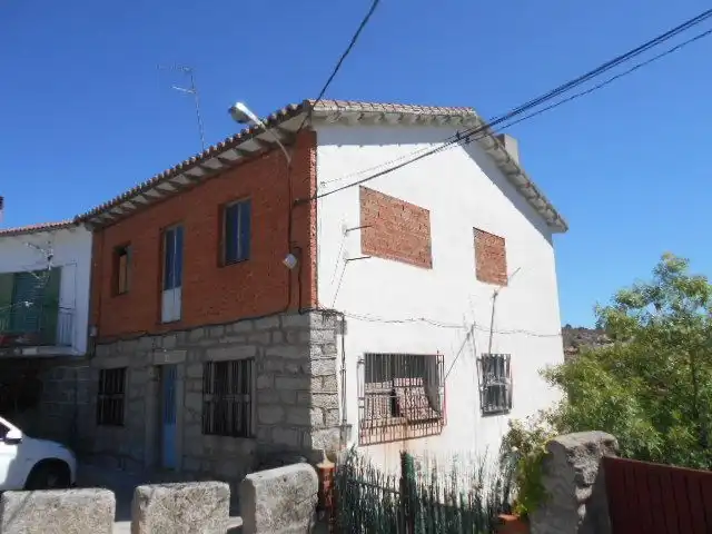 Vista exterior de Pis en venda en Burgohondo amb Calefacció
