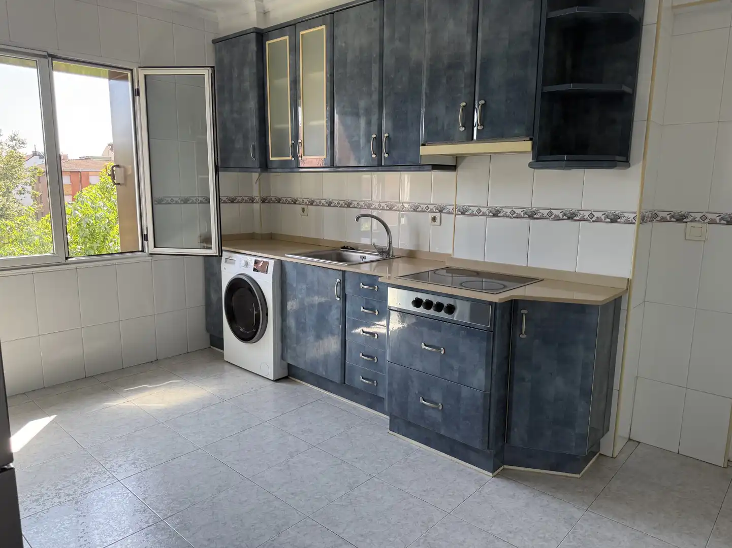 Cuina de Pis en venda en Gijón  amb Jardí privat