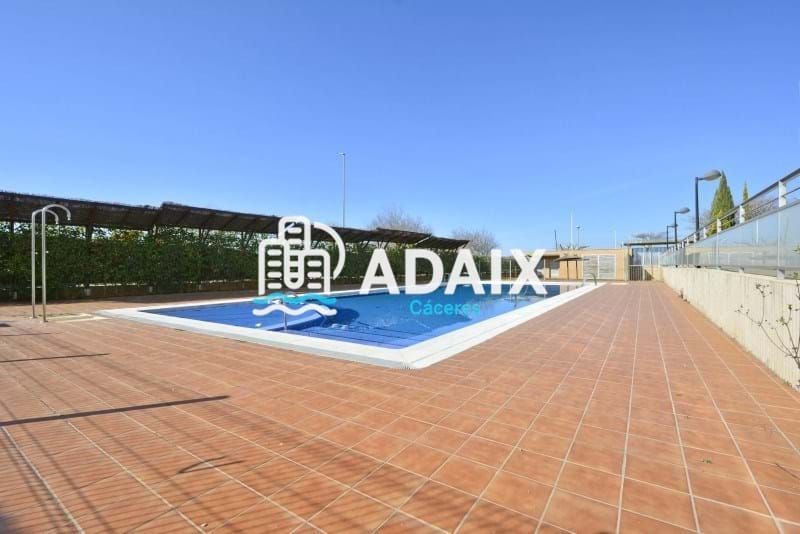 Piscina de Ático en venta en Cáceres Capital con Aire acondicionado, Calefacción y Terraza