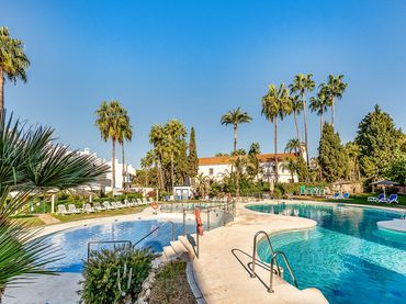 Pis amb piscina en venda a Av España de Calahonda