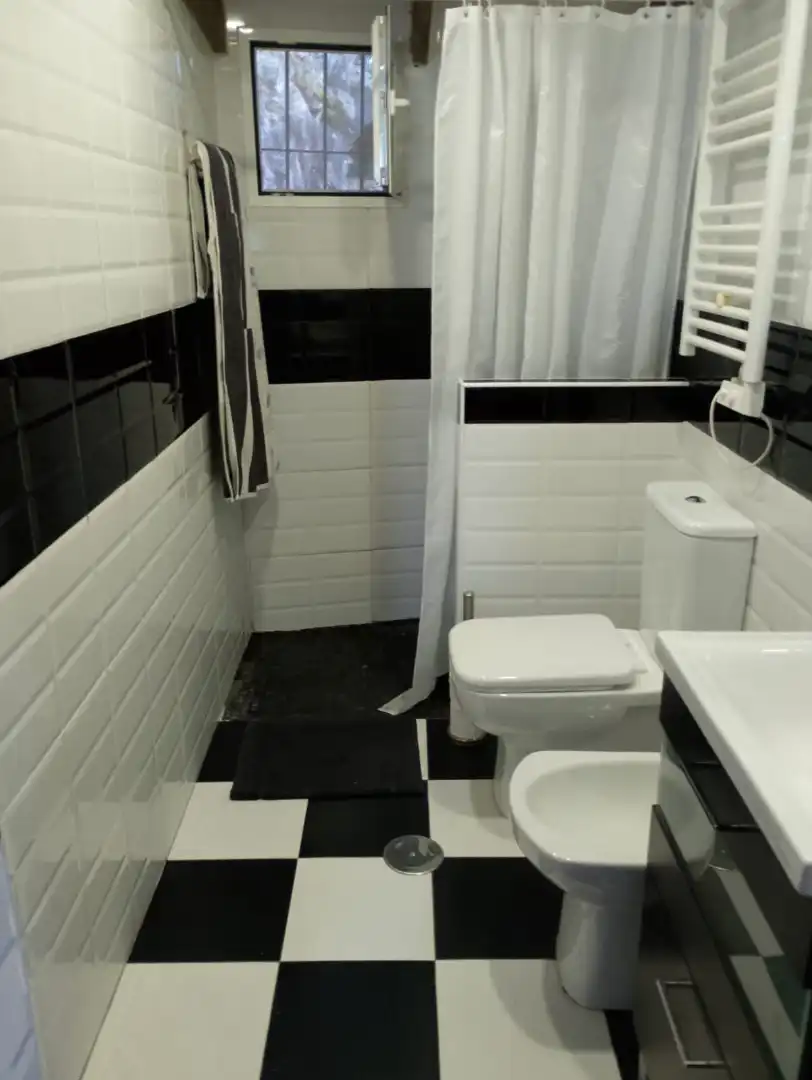 Bany de Casa o xalet en venda en Oviedo  amb Jardí privat i Moblat