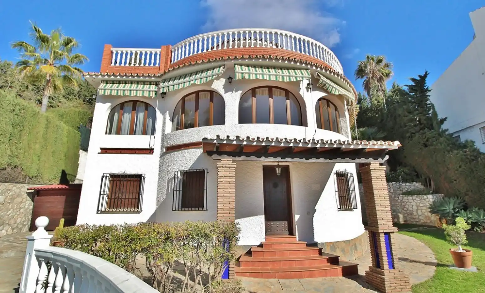Vista exterior de Casa o xalet en venda en Rincón de la Victoria amb Aire condicionat, Jardí privat i Terrassa