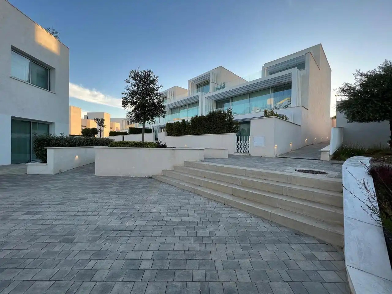 Vista exterior de Casa adosada en venda en Sotogrande amb Aire condicionat, Calefacció i Jardí privat