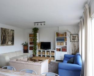 Sala d'estar de Casa adosada en venda en Pozuelo de Alarcón amb Calefacció, Jardí privat i Terrassa