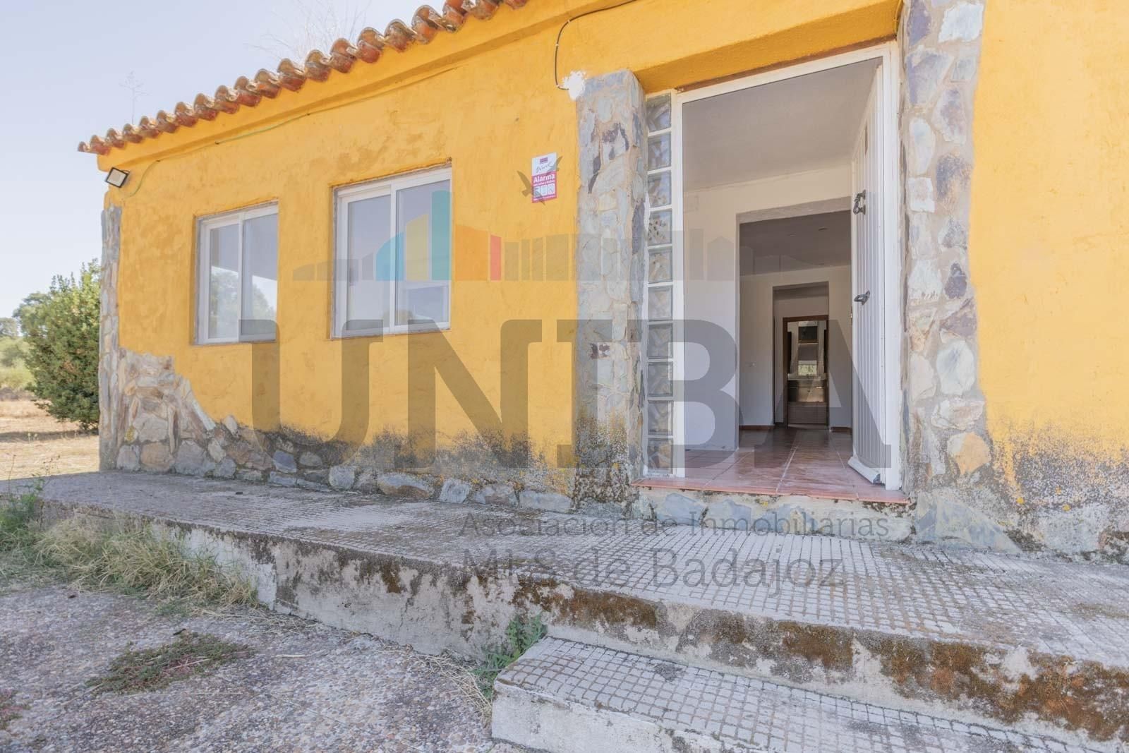 Exterior view of House or chalet for sale in Badajoz Capital  with Private garden, Terrace and Storage room