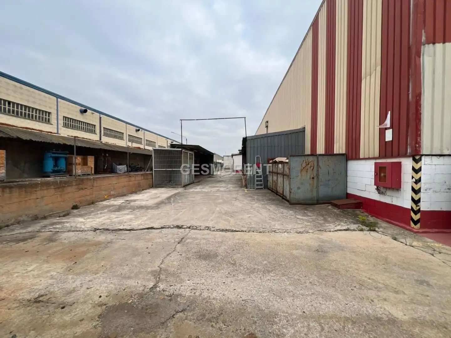Außenansicht von Fabrikhallen zum Verkauf in Montmeló