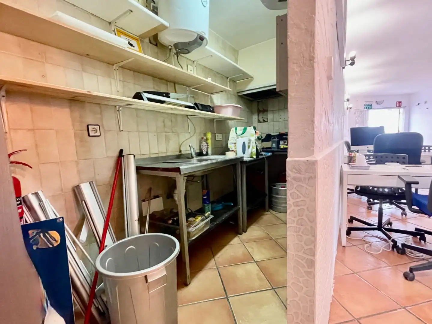 Küche von Geschaftsraum zur Miete in Torrevieja mit Klimaanlage, Heizung und Terrasse