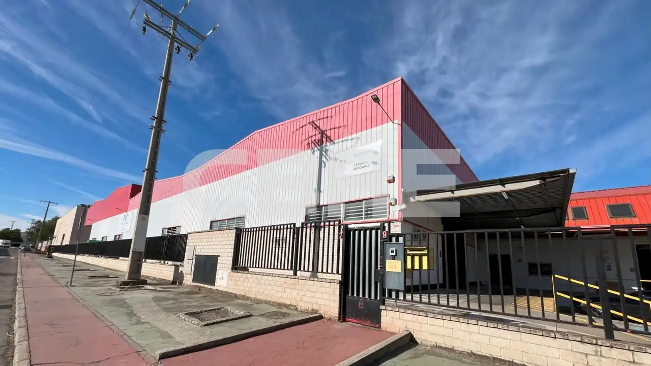 Vista exterior de Nave industrial de alquiler en Pinto
