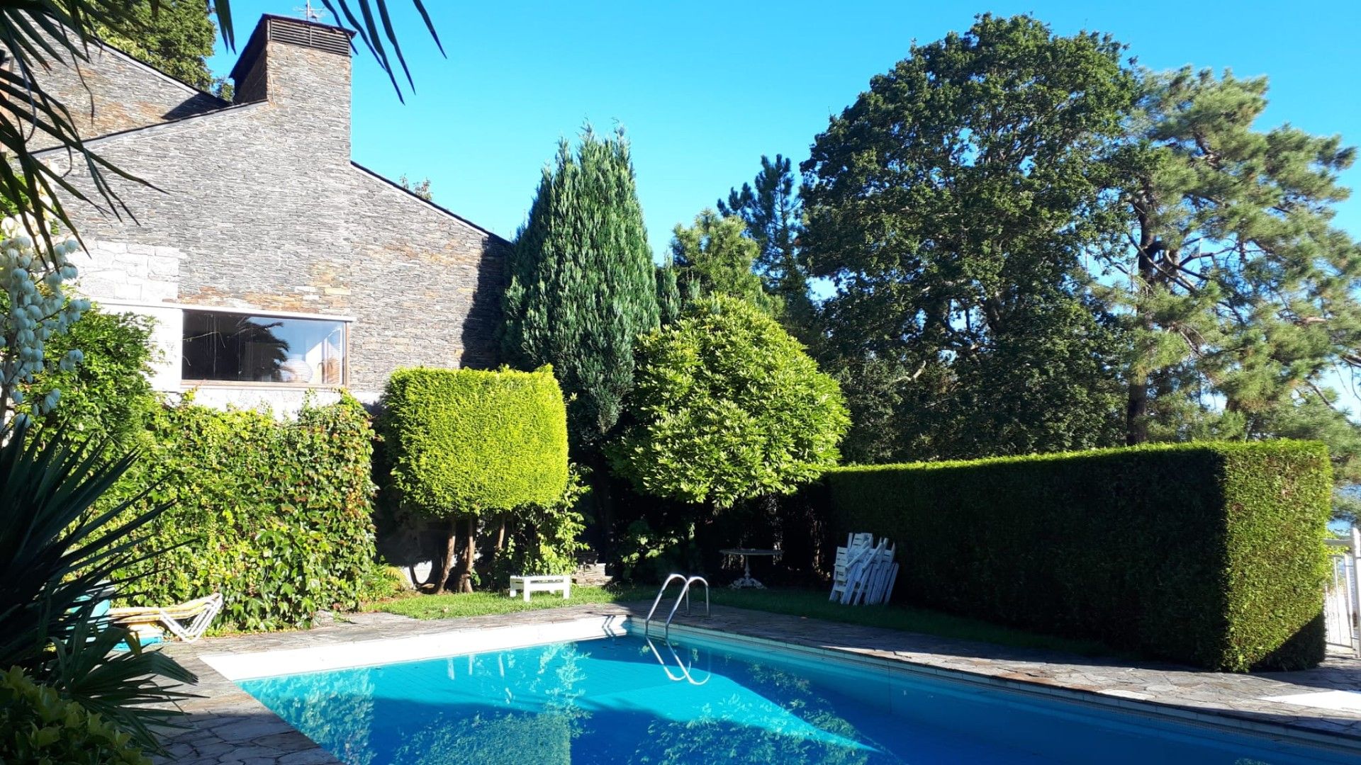 Piscina de Casa o xalet en venda en Bergondo amb Jardí privat