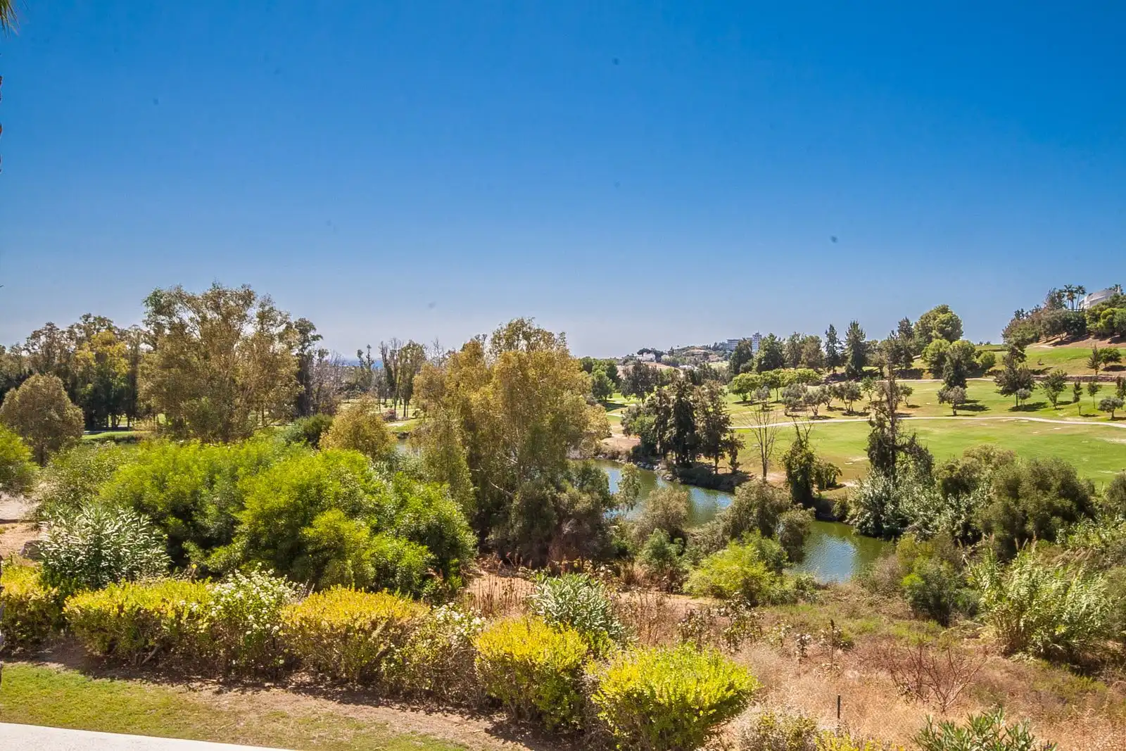 Vista exterior de Apartament en venda en Estepona amb Aire condicionat, Traster i Piscina
