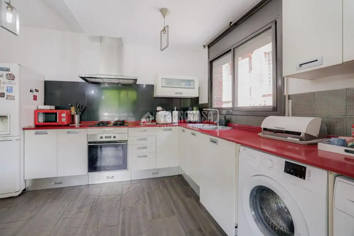 Cuina de Casa adosada en venda en Montcada i Reixac amb Aire condicionat, Calefacció i Terrassa