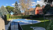 Piscina de Casa adosada en venda en La Moraleja amb Aire condicionat, Calefacció i Parquet