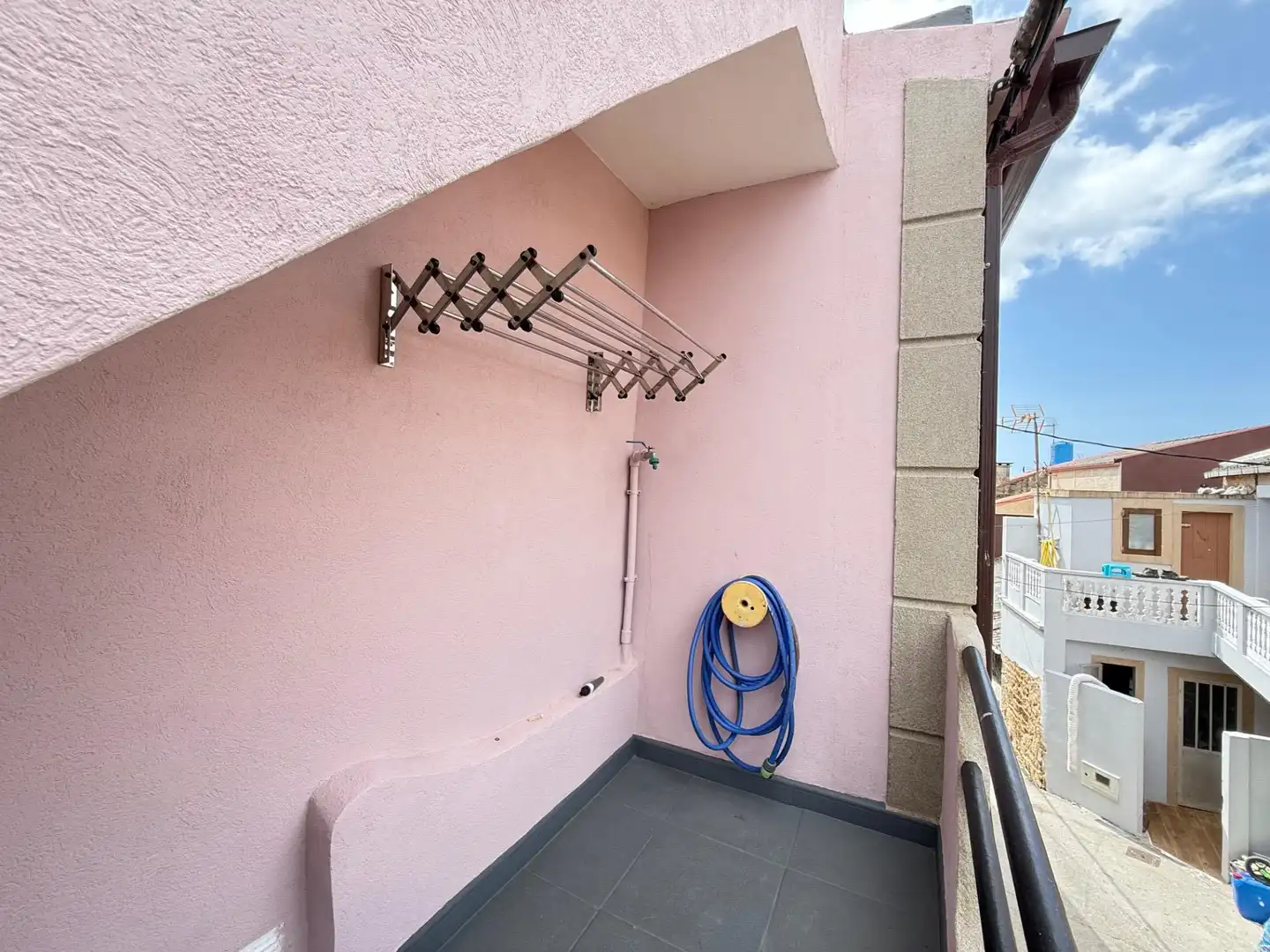 Terrasse von Einfamilien-Reihenhaus zum Verkauf in Boiro mit Möbliert