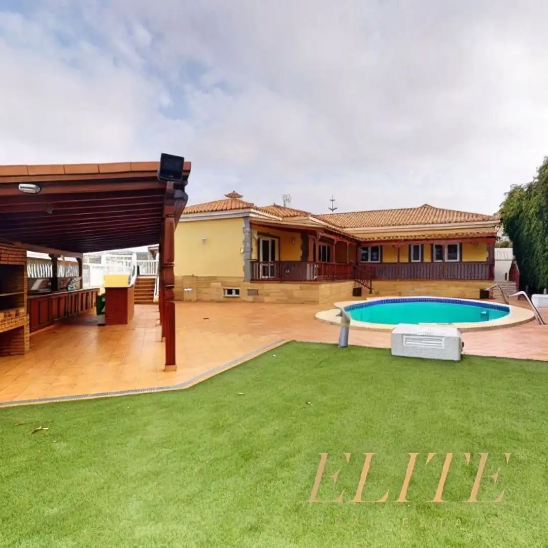 Vista exterior de Casa o xalet en venda en San Bartolomé de Tirajana amb Aire condicionat, Calefacció i Jardí privat