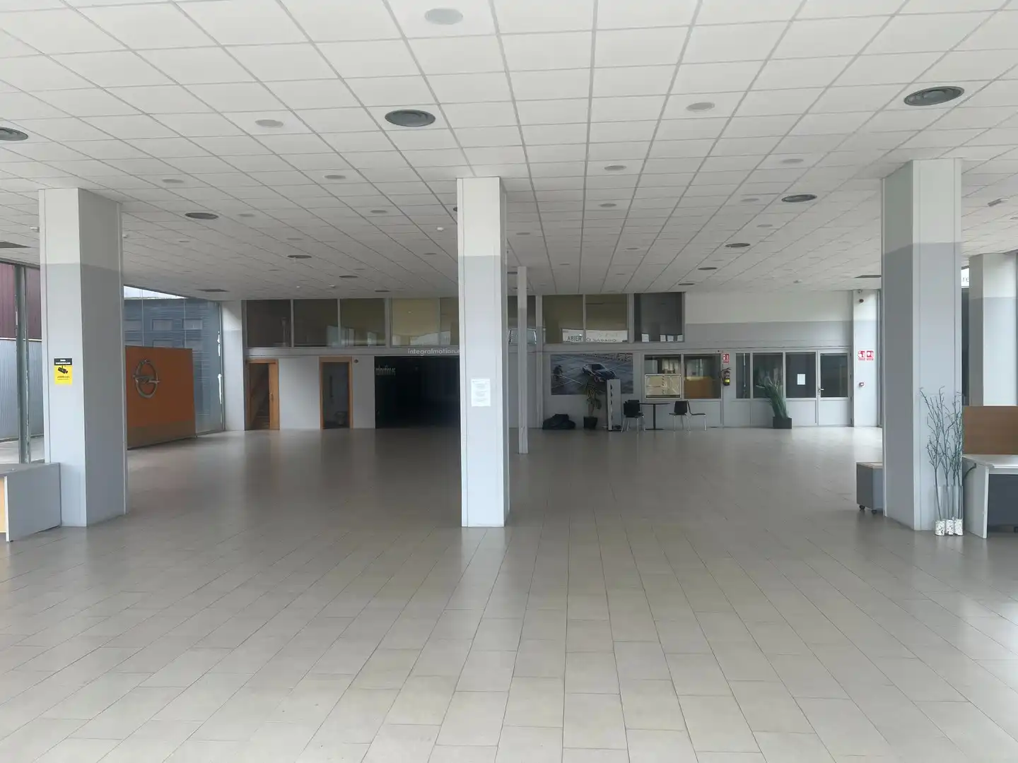 Fabrikhallen zur Miete in Narón mit Alarm
