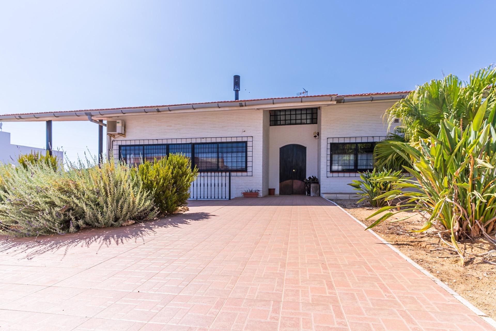 Vista exterior de Casa o xalet en venda en Palos de la Frontera amb Aire condicionat, Jardí privat i Terrassa