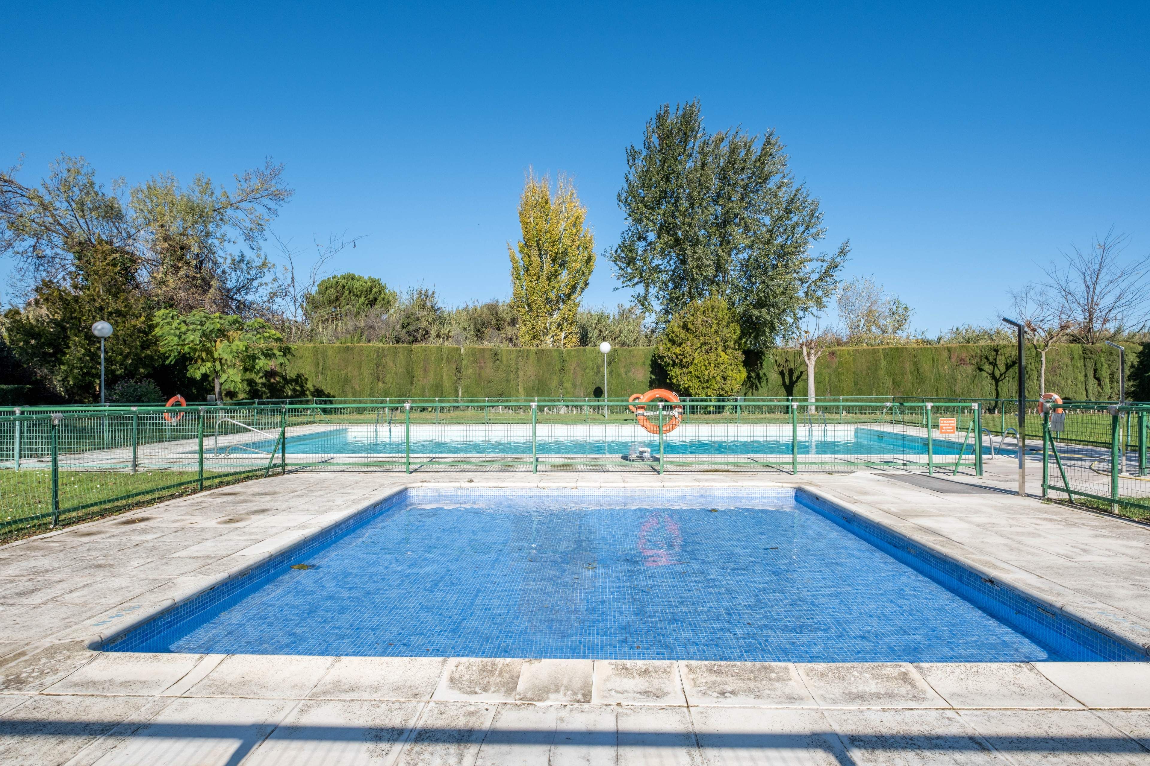 Piscina de Casa adosada en venda en  Zaragoza Capital amb Aire condicionat, Calefacció i Jardí privat