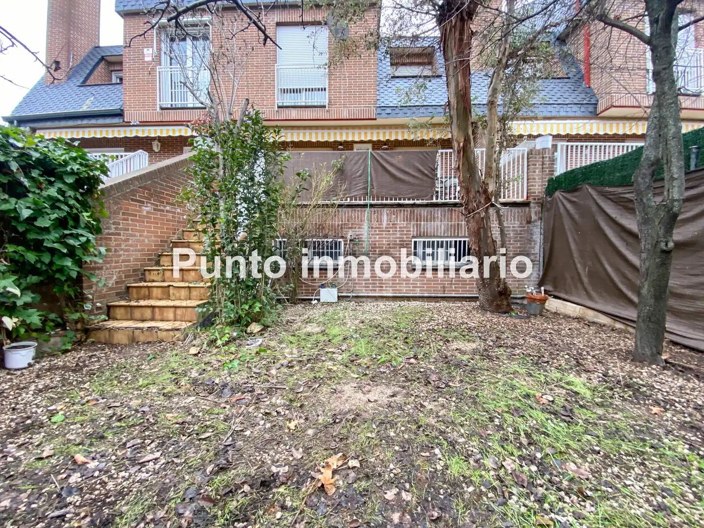 Vista exterior de Casa adosada en venda en Valladolid amb Calefacció, Jardí privat i Parquet