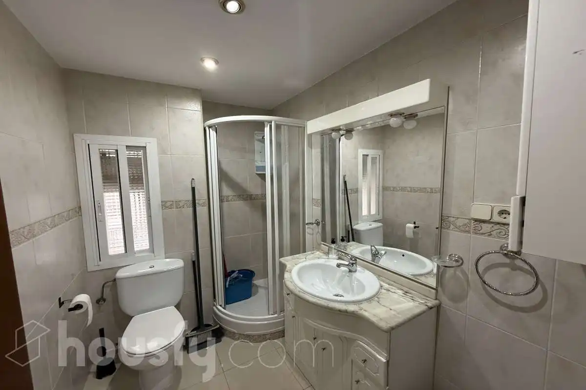 Badezimmer von Wohnung zur Miete in Madrid mit Heizung, Möbliert und Balkon