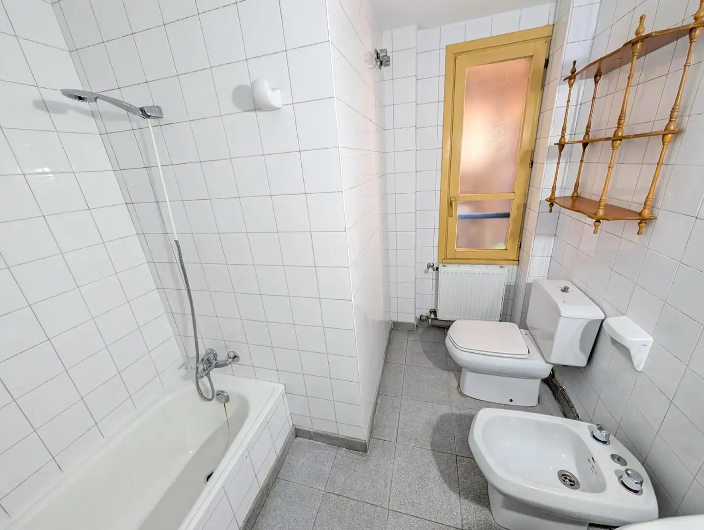 Bany de Pis en venda en Oviedo  amb Calefacció i Terrassa