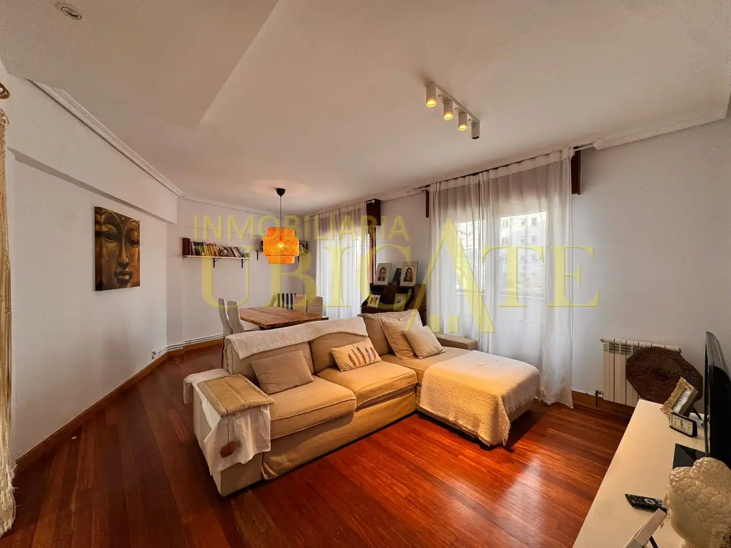 Sala de estar de Piso en venta en Castro-Urdiales con Calefacción, Terraza y Amueblado