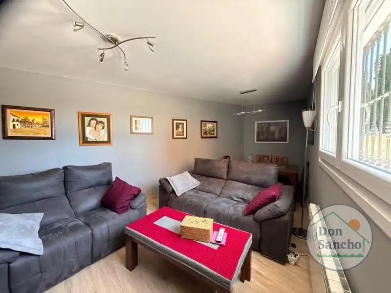 Sala de estar de Casa adosada en venta en Santovenia de Pisuerga con Calefacción y Terraza