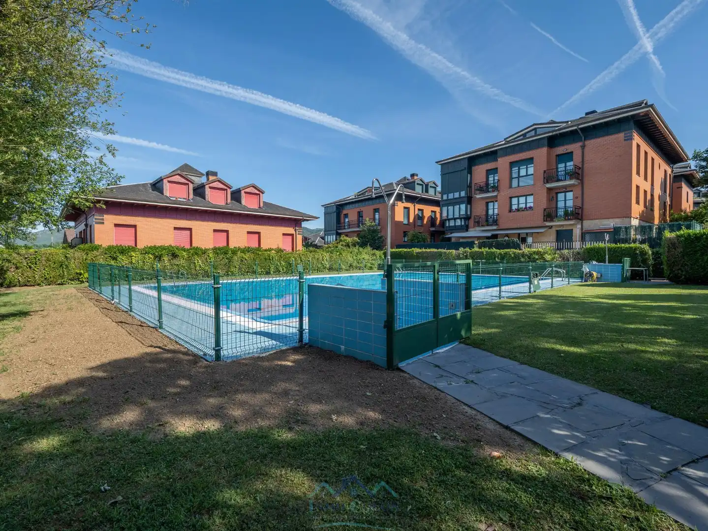 Piscina de Dúplex en venta en Irun  con Calefacción, Terraza y Balcón