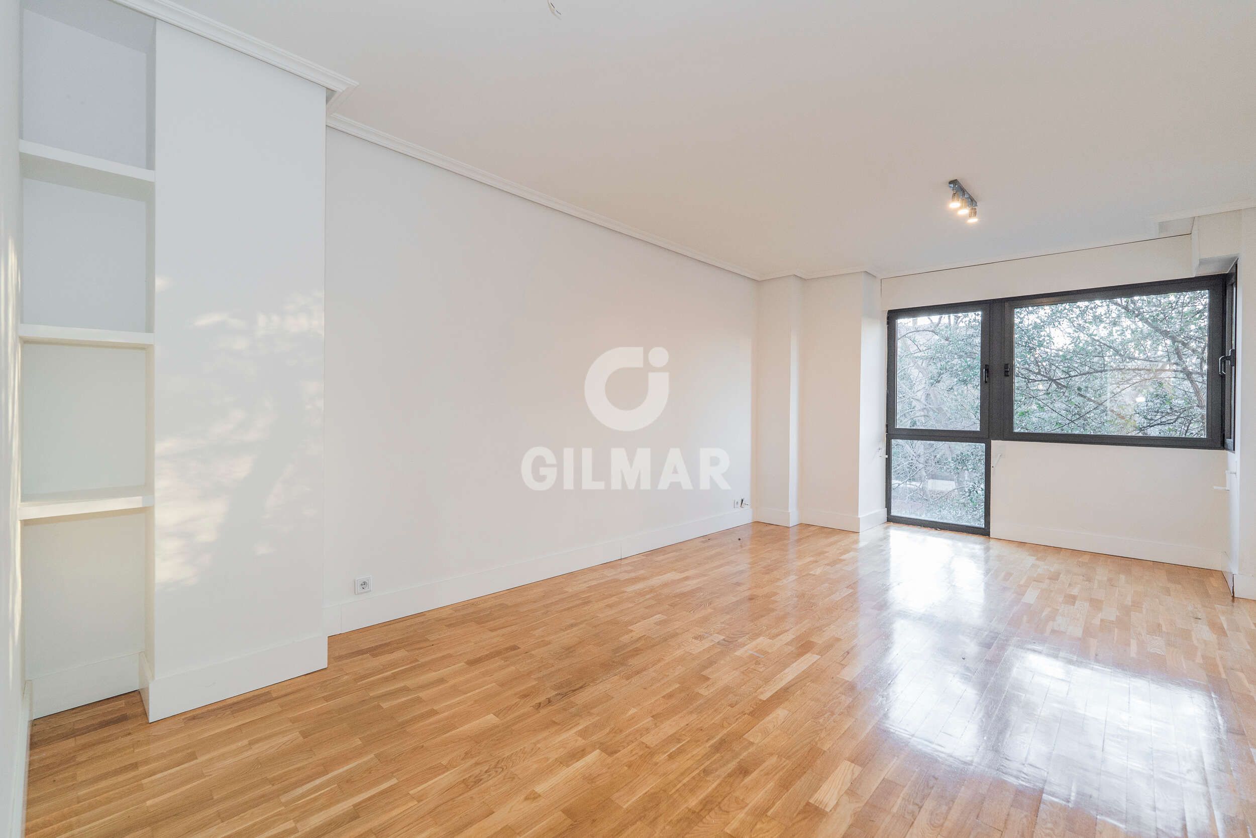 Bedroom of Flat for sale in  Madrid Capital  with Heating, Private garden and Storage room